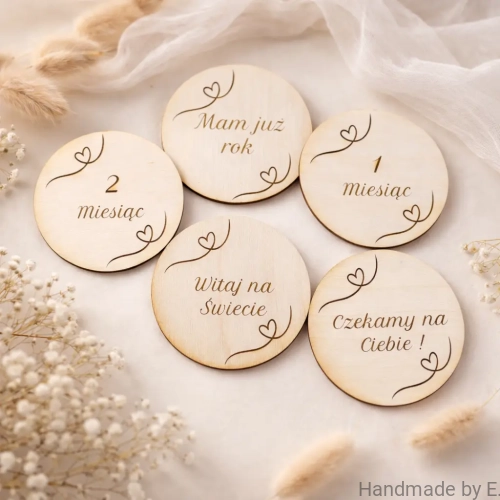 drewniane-napisy-do-zdjec-dziecka-wyprawka-noworodek