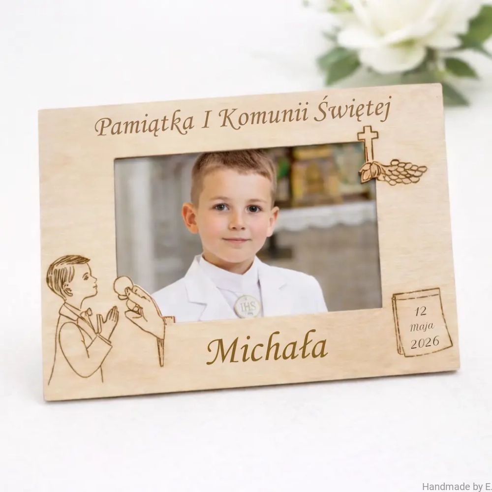 ramka_drewniana_pamiatka_pierwszej_komunii_swietej_dla_chlopca_personalizowana