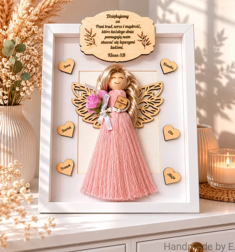 personalizowane_podziekowanie_dla_nauczyciela_aniol_w_ramce_z_imionami_uczniow.webp