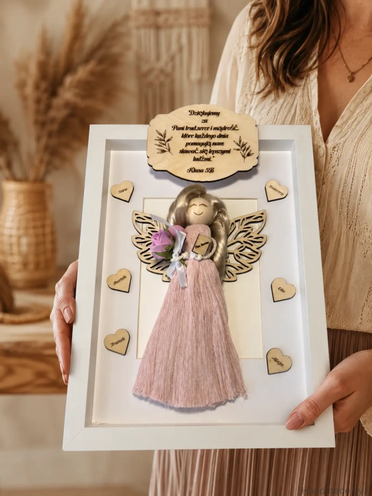 podziekowanie_dla_nauczycielki_aniol_makrama_w_ramce_imiona_uczniow.webp
