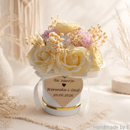 prezent-slubny-dla-pary-mlodej-flower-box-z-grawerem-imion-i-daty.webp