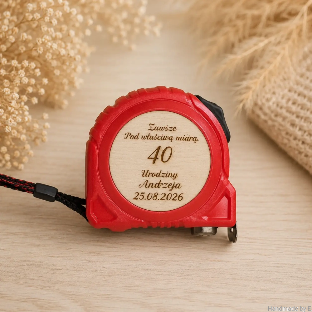 personalizowana_miarka_zwijana_na_40_urodziny_z_grawerem_andrzej.webp