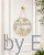 drewniany_wianek_welcome_na_biale_drzwi_jesienna_dekoracja.webp