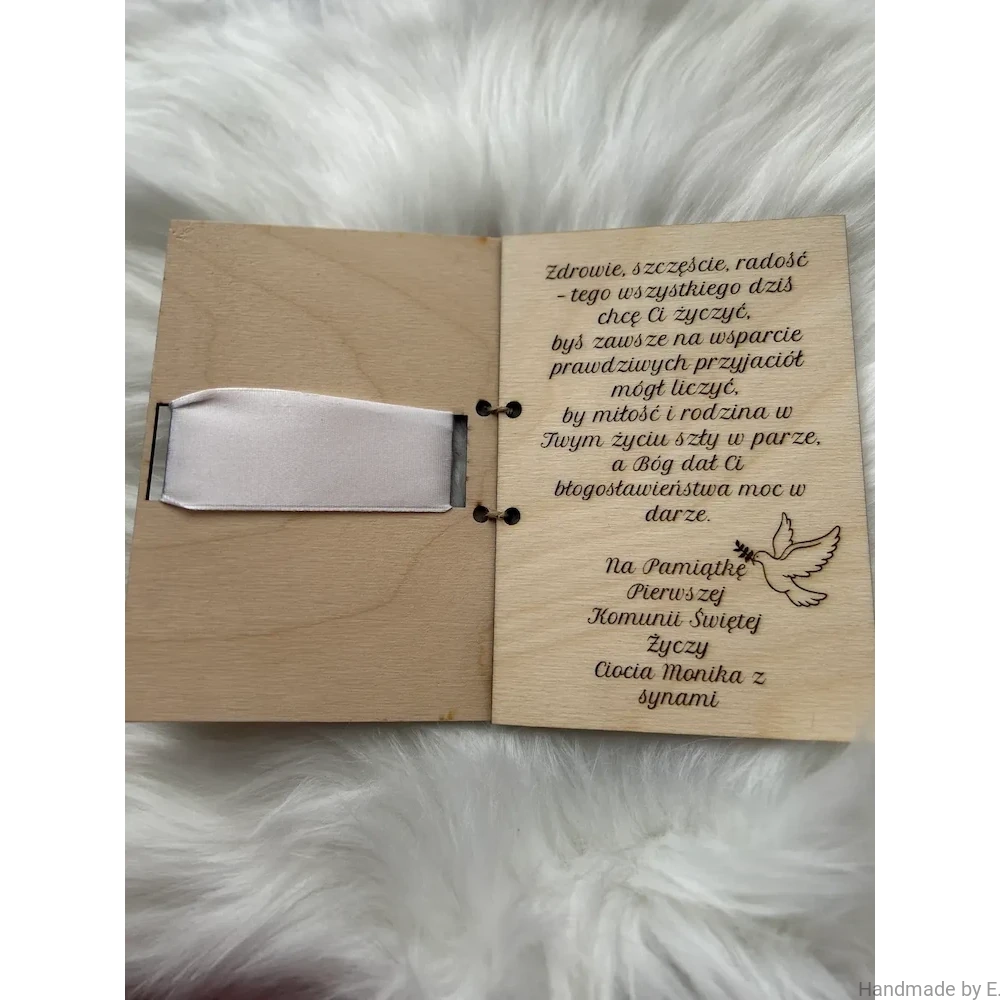 drewniana_pamiatka_komunijna_z_grawerem_i_kokarda