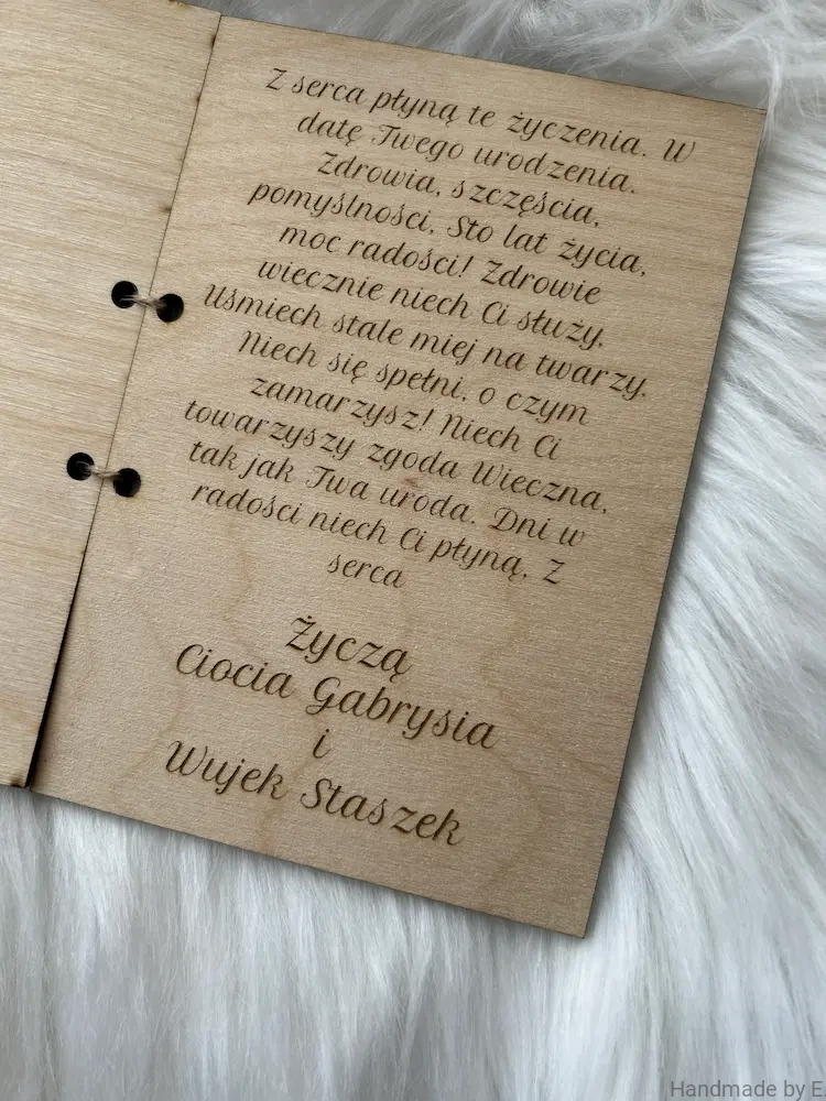 drewniana kartka z grawerem na urodziny z personalizowanym napisem