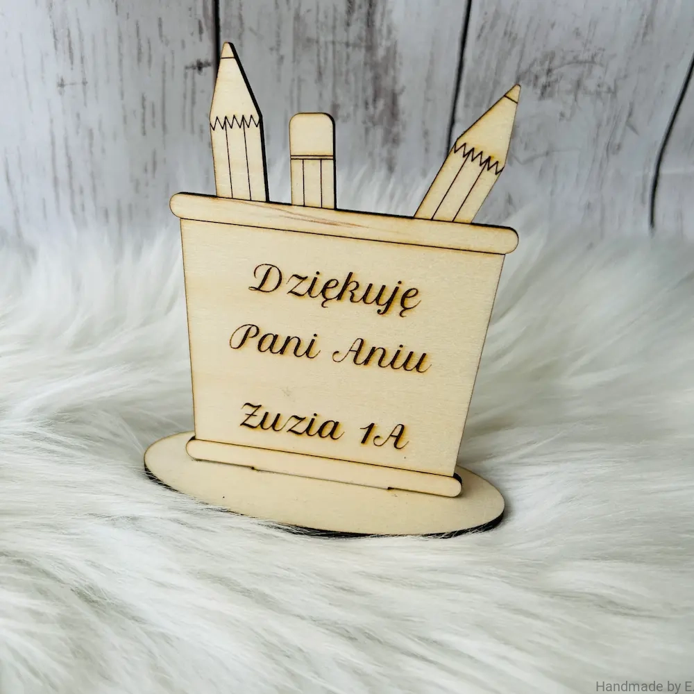podziekowanie_dla_nauczyciela_z_drewna_grawer.webp