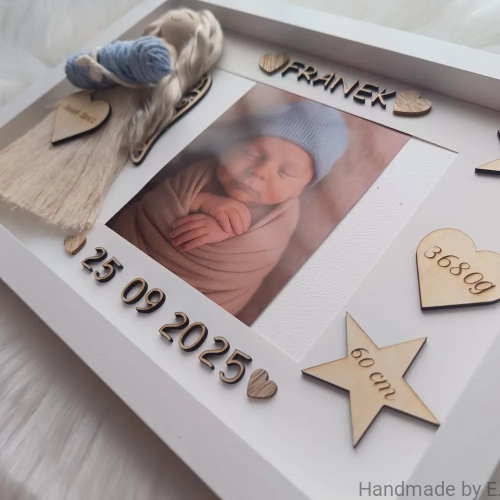 aniolek-z-makramy-przy-metryczce-boho-baby-nursery