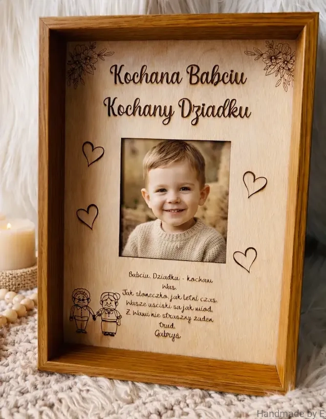 prezent_na_dzien_babci_i_dziadka_drewniana_ramka_z_grawerem.webp