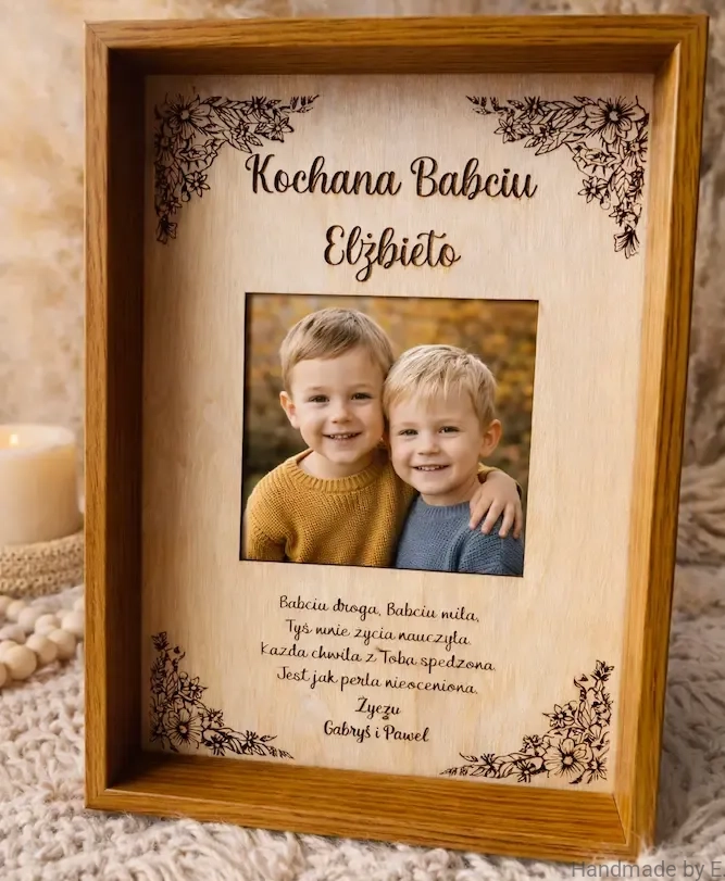 prezent_na_dzien_babci_drewniana_ramka_zdjecie_wnukow_personalizowana
