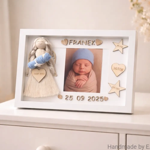personalizowana-metryczka-dla-chlopca-aniolek-makrama-ze-zdjeciem-dziecka