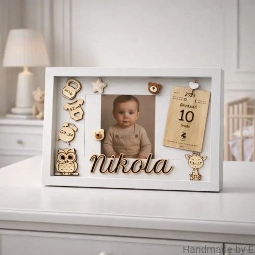 drewniana_metryczka_z_danymi_urodzenia_oraz_zdjęciem.webp