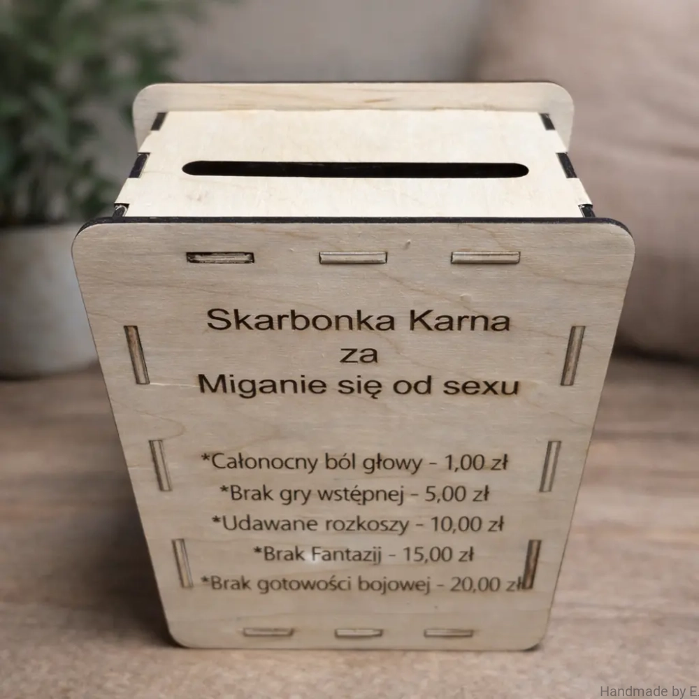 skarbonka-drewniana-karna-grawer-detal